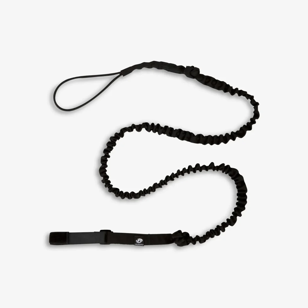 Schwarze elastische Leash zur Sicherung eines Kajakpaddels